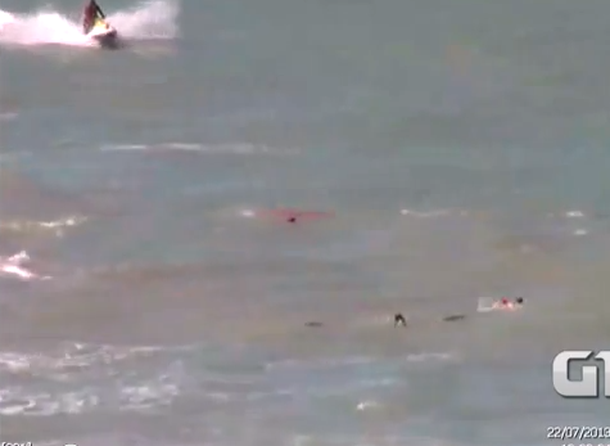 VIDEO: Nadaba en una playa de Brasil cuando fue atacada por un tiburón