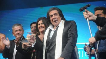 Cacho Castaña al recibir el premio Estrella de Mar de Oro 2017 Cacho Castaña al recibir el premio Estrella de Mar de Oro 2017
