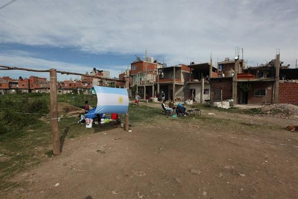 Lugano: los ocupantes ilegales ya arman casillas de madera y chapa en el predio tomado