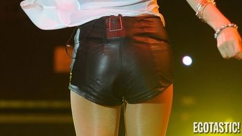 la famosa cantante sorprendio con un infartante micro short