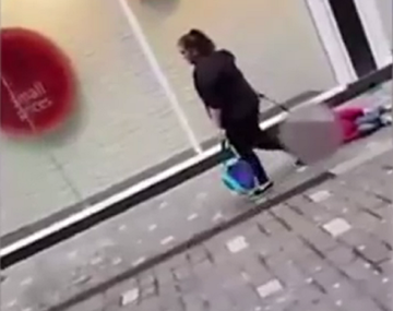 VIDEO: Una madre arrastra a su hijo por las calles de Liverpool con una correa