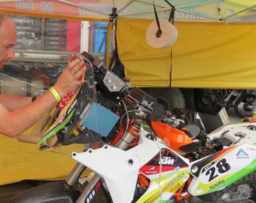 Los equipos trabajan en el parque cerrado