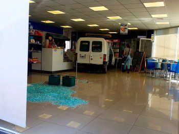 La marcha de una camioneta solitaria terminó dentro del minimercado de una estación de servicio