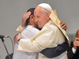 El Papa visita una favela y se reúne con jóvenes argentinos