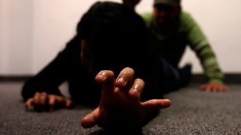 entraron armados, robaron 40 mil pesos y violaron salvajemente a una joven frente a su padre entraron armados, robaron 40 mil pesos y violaron salvajemente a una joven frente a su padre