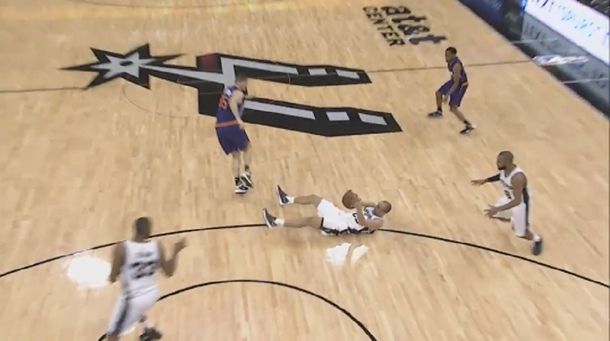 Hasta desde el piso: Ginóbili y toda su magia en una asistencia soberbia