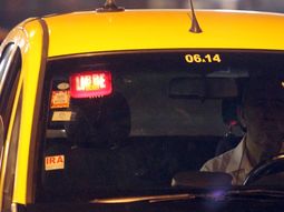 Contra los vivos: una app ayuda a que los taxistas cobren lo que corresponde