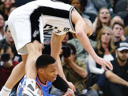 Emanuel Ginóbili a los 39 años disputa el balón con las ganas de un rookie Emanuel Ginóbili a los 39 años disputa el balón con las ganas de un rookie