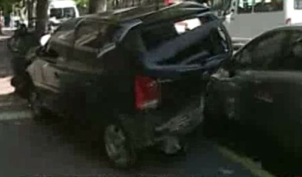 Dos taxis chocaron contra cinco autos estacionados en San Telmo