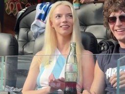 Anya Taylor-Joy con la camiseta de la Selección Argentina en el debut de Estados Unidos por el Mundial 2026. Anya Taylor-Joy con la camiseta de la Selección Argentina en el debut de Estados Unidos por el Mundial 2026.