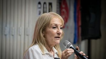 La precandidata presidencial del Frente Amplio, Carolina Cosse, criticó la injerencia política del gobierno en la causa Antel Arena. La precandidata presidencial del Frente Amplio, Carolina Cosse, criticó la injerencia política del gobierno en la causa Antel Arena.
