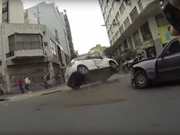 video: viajaba en bicicleta y grabo un choque entre dos autos video: viajaba en bicicleta y grabo un choque entre dos autos