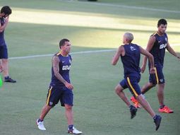 Tevez no entrenó por una molestia en la rodilla