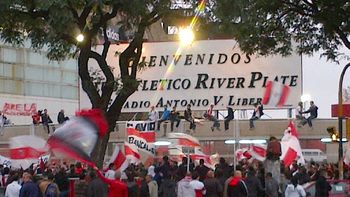 hinchas marcharon en apoyo a cavenaghi y el chori dominguez hinchas marcharon en apoyo a cavenaghi y el chori dominguez