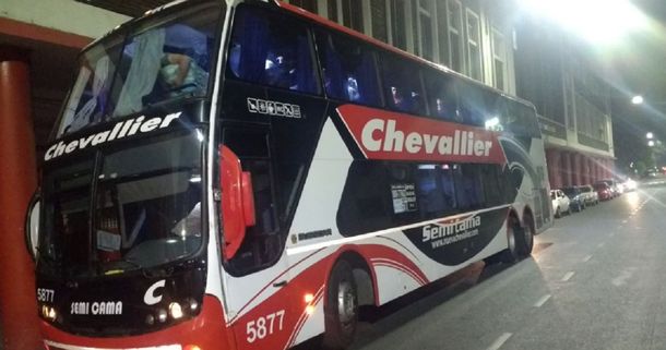 El micro pudo llegar a la noche a Parque Patricios