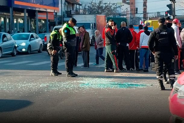 Dos hinchas de River se cayeron de un micro cuando iban al Monumental