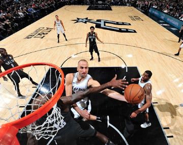 Manu Ginóbili de San Antonio Spurs ante Brooklyn Nets