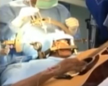 Tocó la guitarra mientra lo operaban en el cerebro