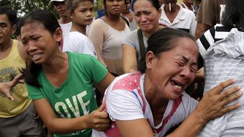 al menos 17 muertos y casi 300 mil afectados por el huracan koppu en filipinas al menos 17 muertos y casi 300 mil afectados por el huracan koppu en filipinas