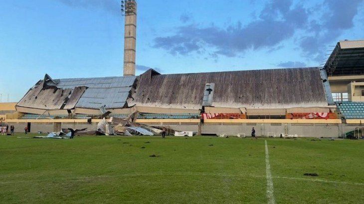 Brasil: se derrumbó la tribuna de una cancha durante un partido de fútbol