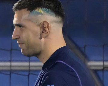 Barbería en la playa: Dibu Martínez sigue haciendo historia