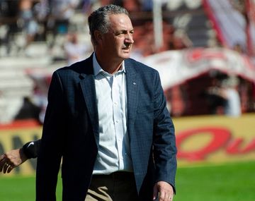 {altText(,#AlfaroTraidor: la furia de los hinchas de Huracán con el técnico que se va a Boca)}