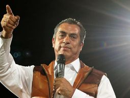 Quiso arreglar la metida de pata diciéndo que los papás son superhéroes como Batman. Quiso arreglar la metida de pata diciéndo que los papás son superhéroes como Batman.