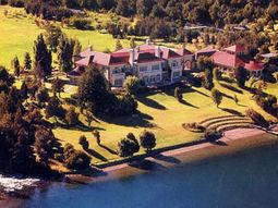 La mansión de Lewis a orillas del Lago Escondido La mansión de Lewis a orillas del Lago Escondido