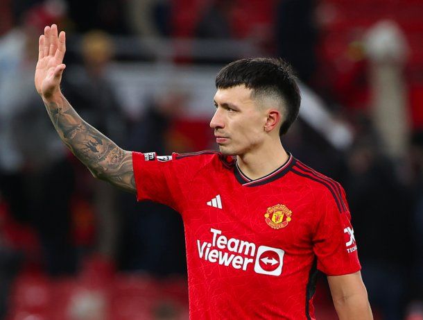 Volvió Lisandro Martínez al Manchester United: tiró un caño espectacular y se reencontró con Cuti Romero