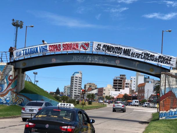 Todo Rojo: Independiente inundó Mar del Plata con afiches cargando a Racing