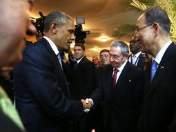 barack obama y raul castro, muy cerca en la inauguracion de la cumbre barack obama y raul castro, muy cerca en la inauguracion de la cumbre
