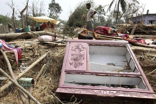 Más de 20 muertos y 300 heridos por un tornado en Bangladesh
