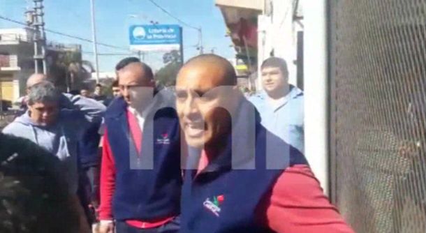 Fueron a reclamar por una deuda y los recibieron con un revólver y un machete