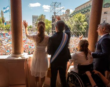 Macri tomó los atributos y se mostró eufórico en el balcón de la Casa Rosada