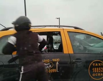 Así le robaron a un pasajero que estaba arriba de un taxi