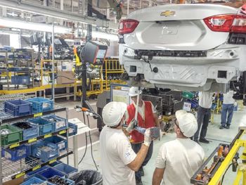 Por la crisis, General Motors extendió una semana la suspensión de 2.500 operarios