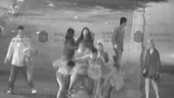 brutal pelea en salta: asi golpearon varios jovenes a un chico