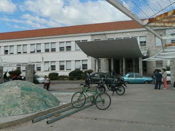 Un joven atacó a su ex, la dejó grave y se suicidó: ahora murió la mujer