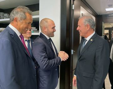 El ministro de Economía, Martín Guzmán, junto al embajador argentino en Brasil, Daniel Scioli, se reunieron por la mañana con más de 200 empresarios brasileños con inversiones en Argentina o con potencial o interés en invertir. Además, negociaron y acordaron con el ministro de Minas y Energía de Brasil, Bento Albuquerque que este país vecino garantizará la energía eléctrica necesaria para los meses que van de mayo a septiembre