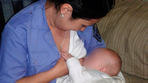 Una policía amamantó a un bebé que estaba sin su mamá y no paraba de llorar