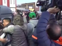 Tensión y primeros incidentes en el acto de Javier Milei en Moreno: piñas entre libertarios y manifestantes