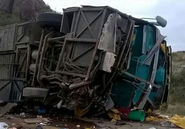 Volcó un micro en Mendoza y hay al menos 12 muertos - Crédito: Día del Sur 