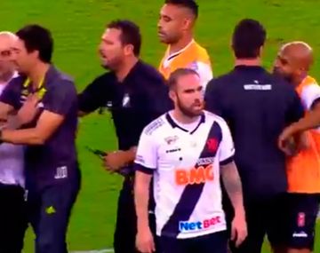 VIDEO: Un dirigente golpeó a la gran figura del Flamengo antes de la final con River