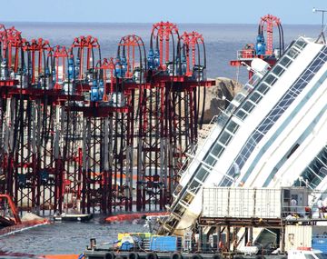 El Costa Concordia se endereza a 20 meses del hundimiento