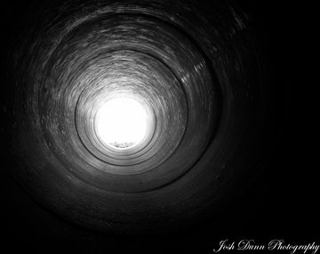 La ciencia explica por qué las personas ven una luz al final del túnel