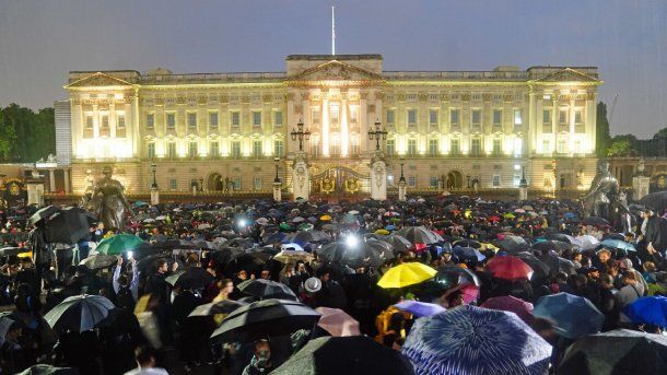 Multitudinaria vigilia en el Palacio de Buckingham tras la muerte de la reina Isabel II