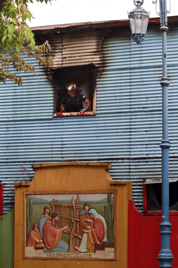 Los mismos bomberos de la Tragedia de Barracas sofocaron un incendio en La Boca