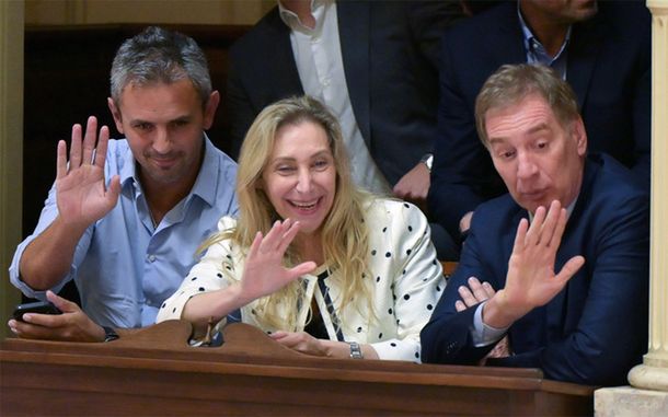 El festejo de Martín Menem, Karina Milei y Diego Santilli en el Senado. El festejo de Martín Menem, Karina Milei y Diego Santilli en el Senado.