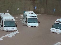 desastre en bahia blanca por un fuerte temporal: evacuados y suspension de actividades desastre en bahia blanca por un fuerte temporal: evacuados y suspension de actividades