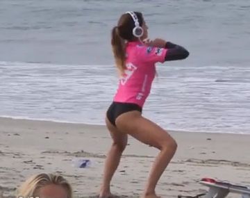 Un precalentamiento muy sexy con una diosa del surf